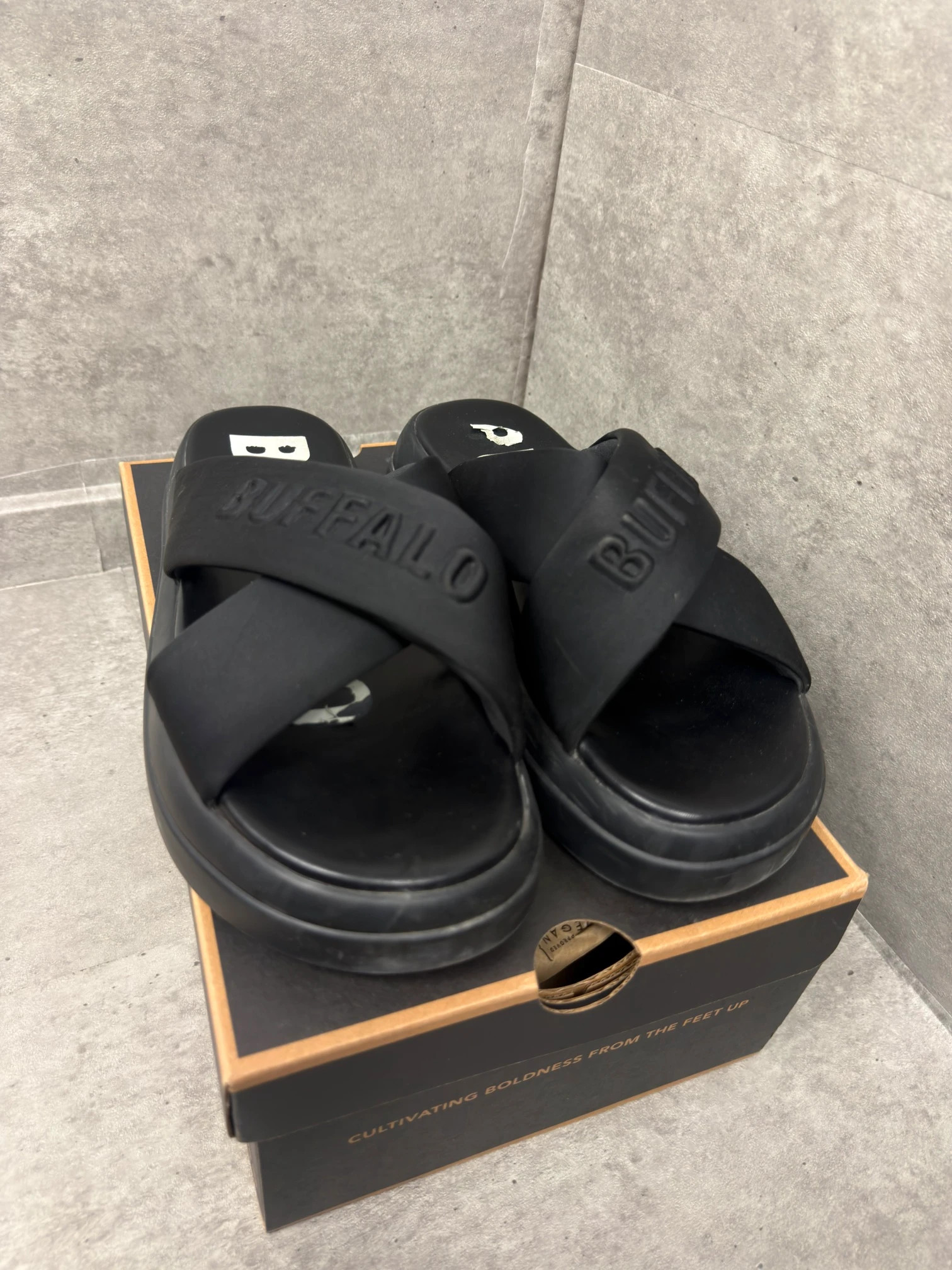 Buffalo Zyda Cross Platform Slides Black