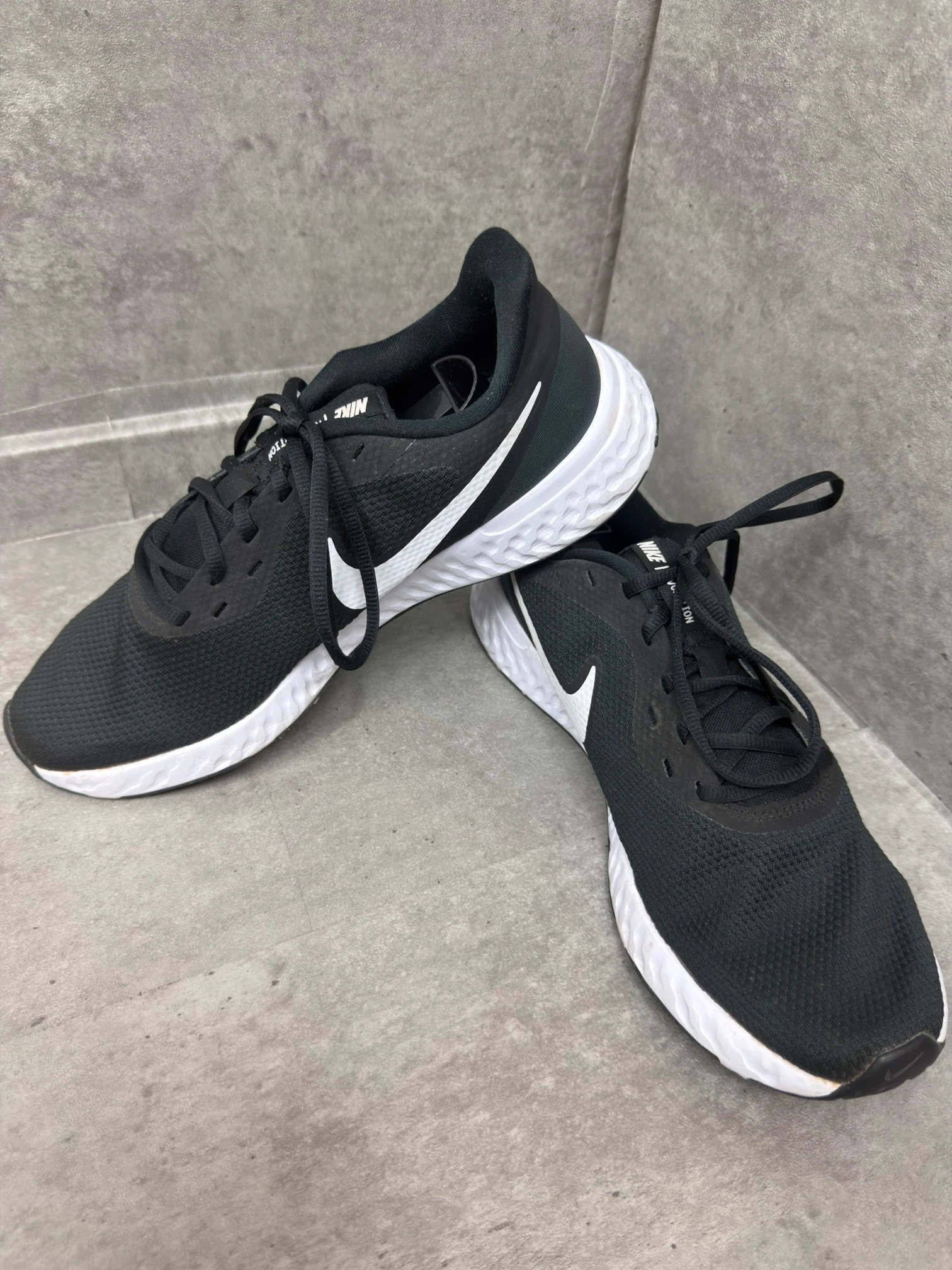 Nike Revolution 5 Black White